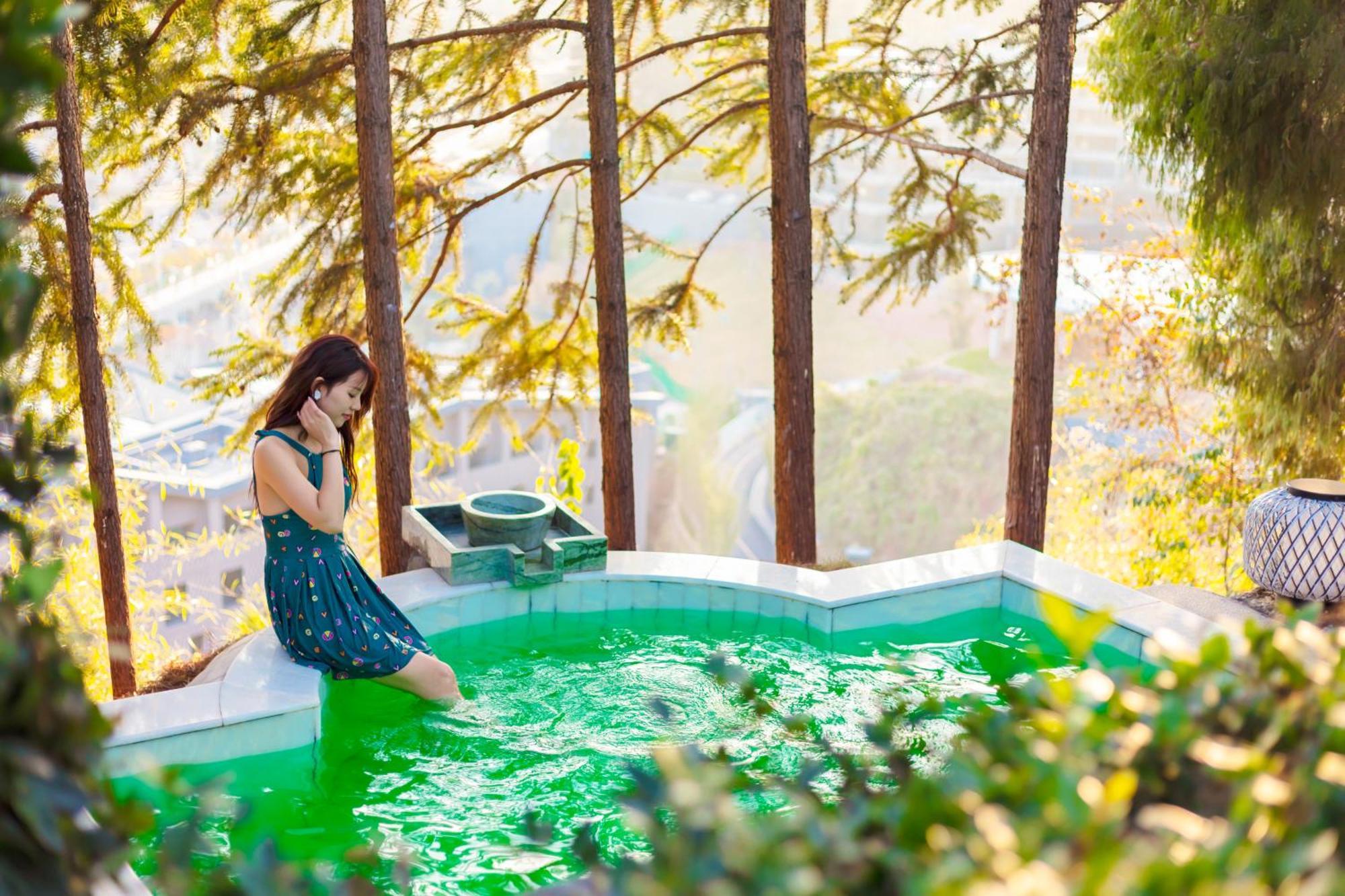 Wyndham Grand Plaza Royale Hot Springs Fenghuang Hotel Exterior photo
