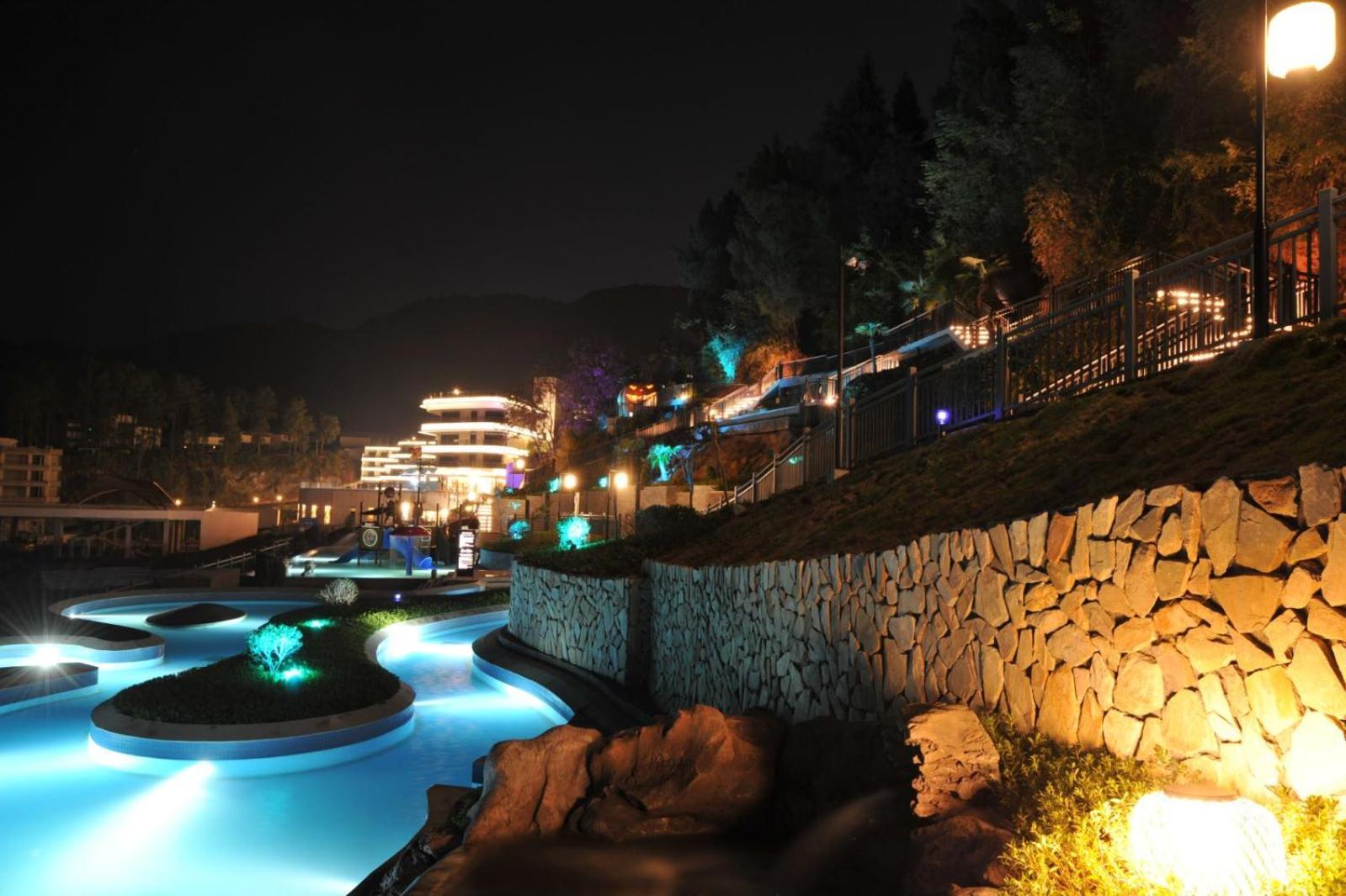 Wyndham Grand Plaza Royale Hot Springs Fenghuang Hotel Exterior photo