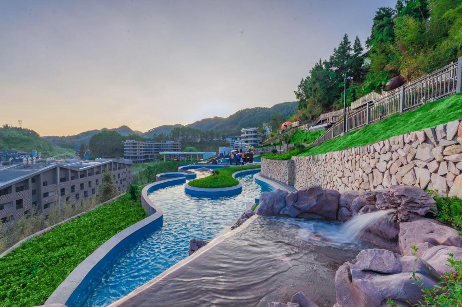 Wyndham Grand Plaza Royale Hot Springs Fenghuang Hotel Exterior photo