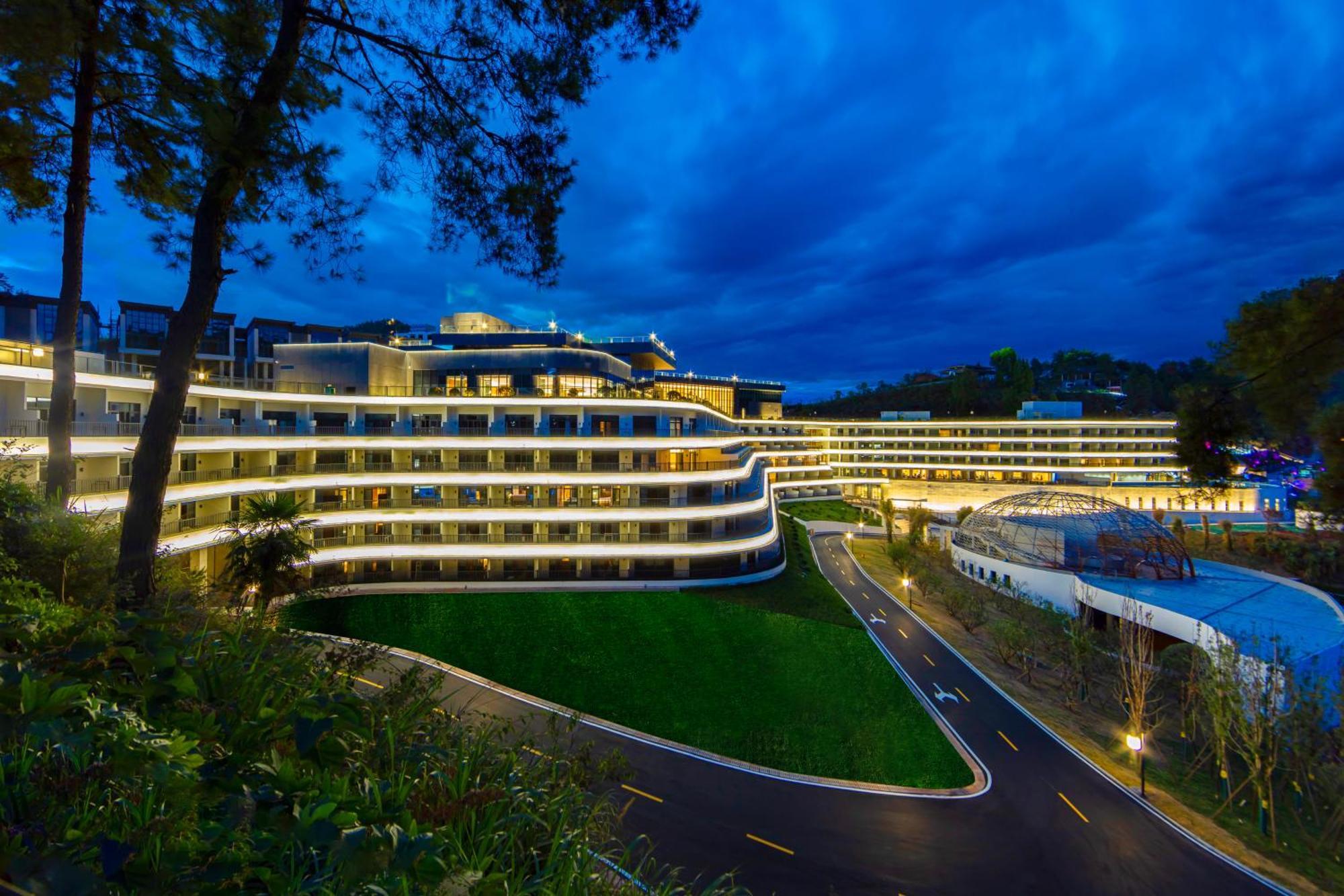 Wyndham Grand Plaza Royale Hot Springs Fenghuang Hotel Exterior photo