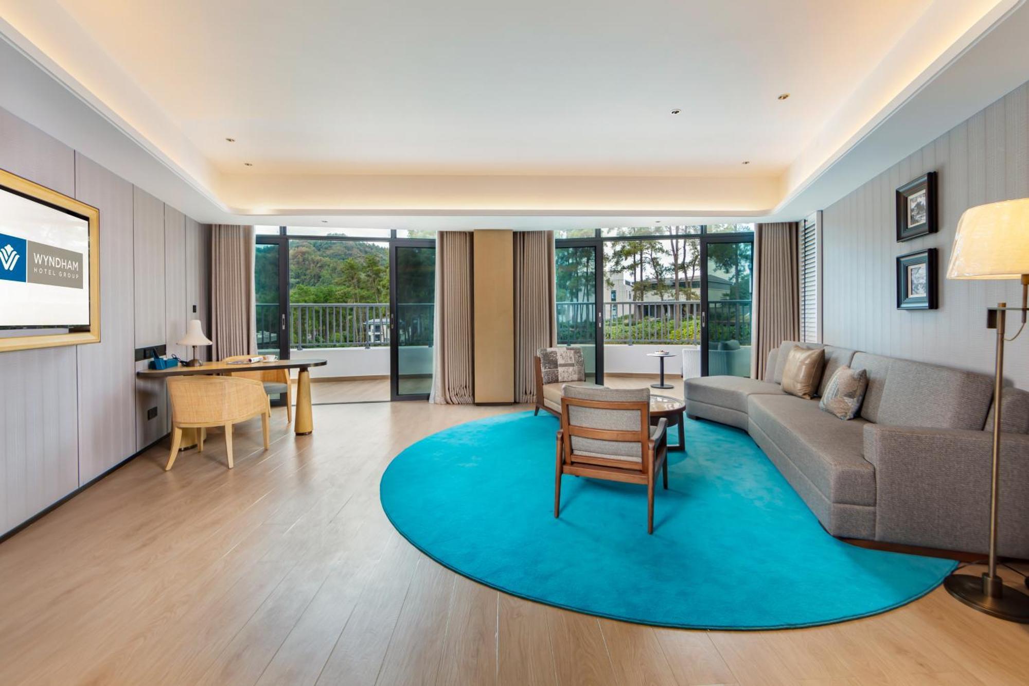 Wyndham Grand Plaza Royale Hot Springs Fenghuang Hotel Exterior photo